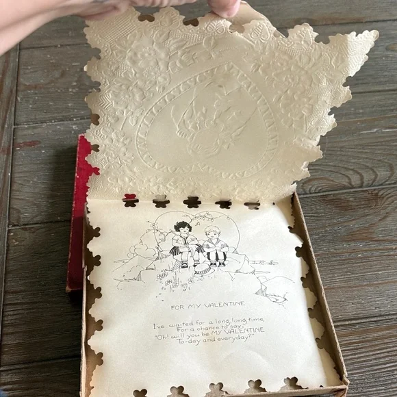 Vintage 1900’s lace Die-Cut Heart Shaped Valentine card - Picture 2 of 4